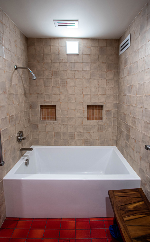 На фото: главная ванная комната среднего размера в стиле ретро с плоскими фасадами, бежевыми фасадами, ванной в нише, душем без бортиков, унитазом-моноблоком, коричневой плиткой, керамической плиткой, бежевыми стенами, полом из керамической плитки, врезной раковиной, столешницей из искусственного кварца, красным полом, душем с распашными дверями, бежевой столешницей, нишей, тумбой под одну раковину и встроенной тумбой