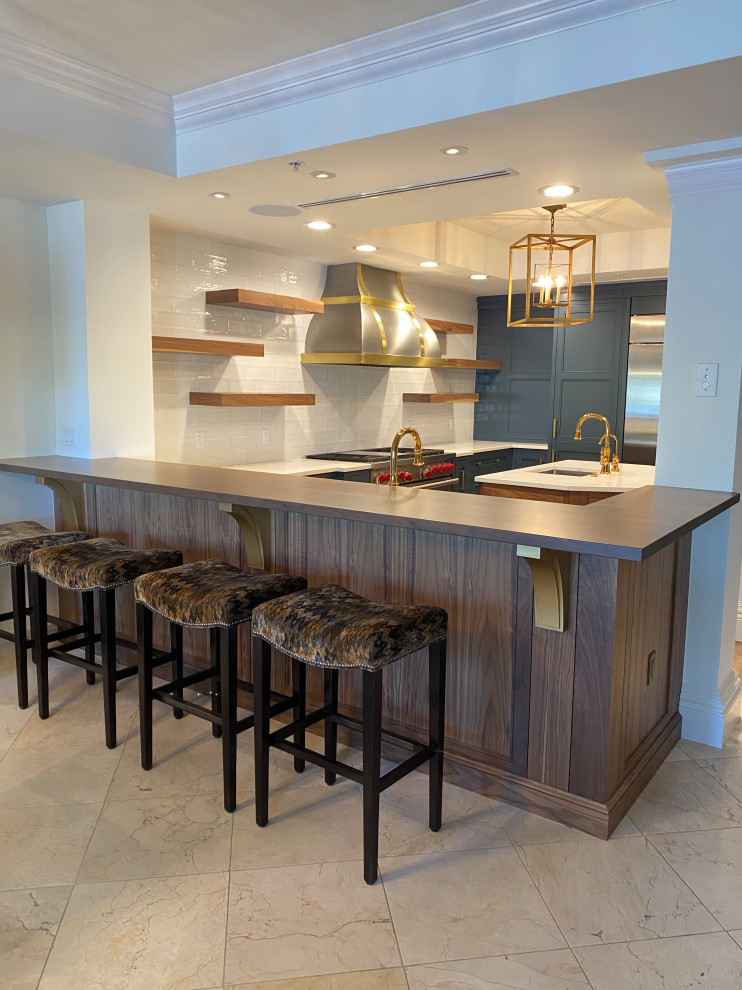 Exempel på ett litet klassiskt brun linjärt brunt kök och matrum, med en undermonterad diskho, luckor med infälld panel, blå skåp, träbänkskiva, vitt stänkskydd, rostfria vitvaror och en köksö