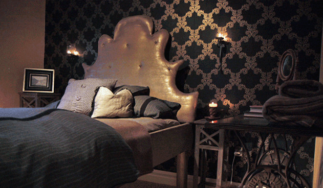 Kleines Stilmix Gästezimmer mit schwarzer Wandfarbe in Frankfurt am Main