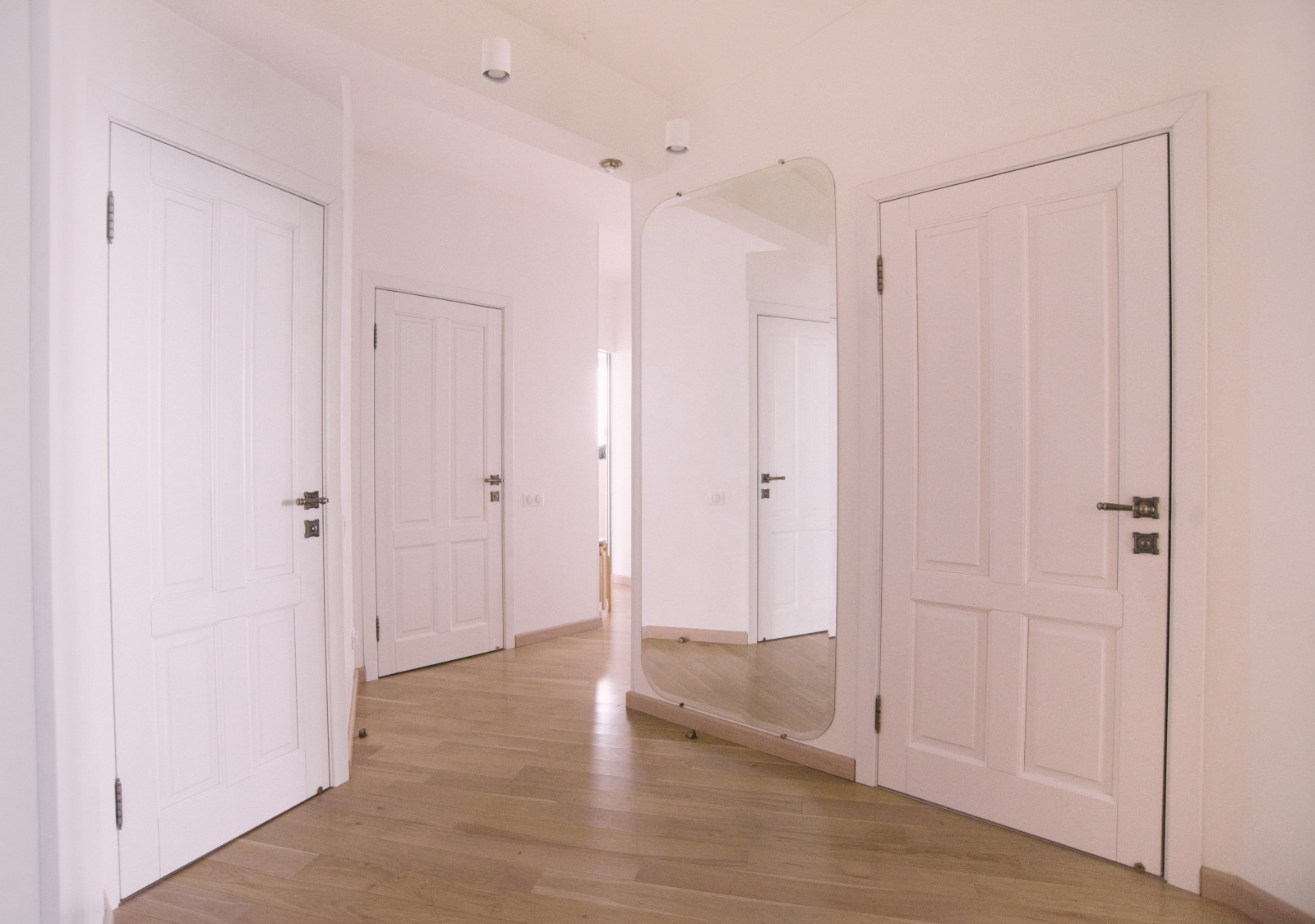 Перепланировка квартиры с радиальной фасадной стеной, авторская мозаика.