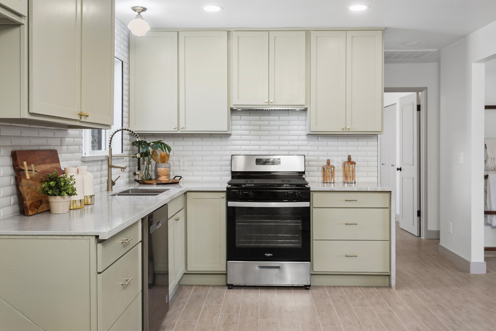 Kitchen - transitional kitchen idea in Phoenix