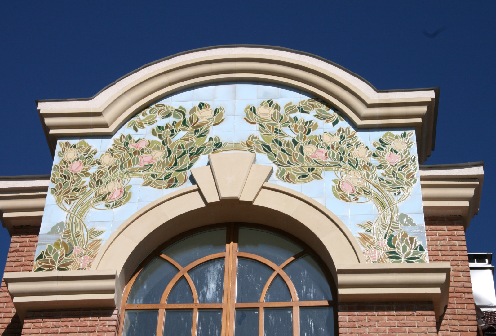 Керамические панно для украшения фасадов, интерьеров.