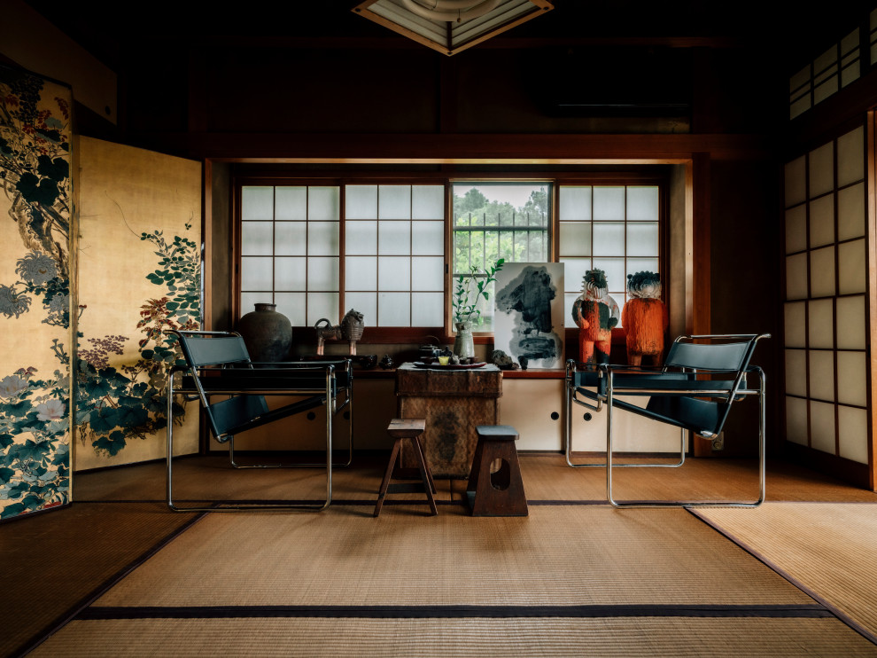 Asiatisches Arbeitszimmer mit brauner Wandfarbe, Bambusparkett, gelbem Boden, Holzdecke und Holzwänden in Kyoto