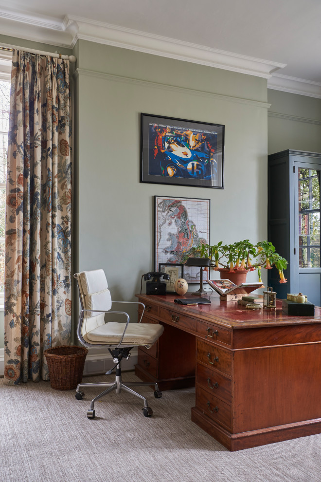 Idéer för stora vintage arbetsrum, med gröna väggar, heltäckningsmatta och ett fristående skrivbord