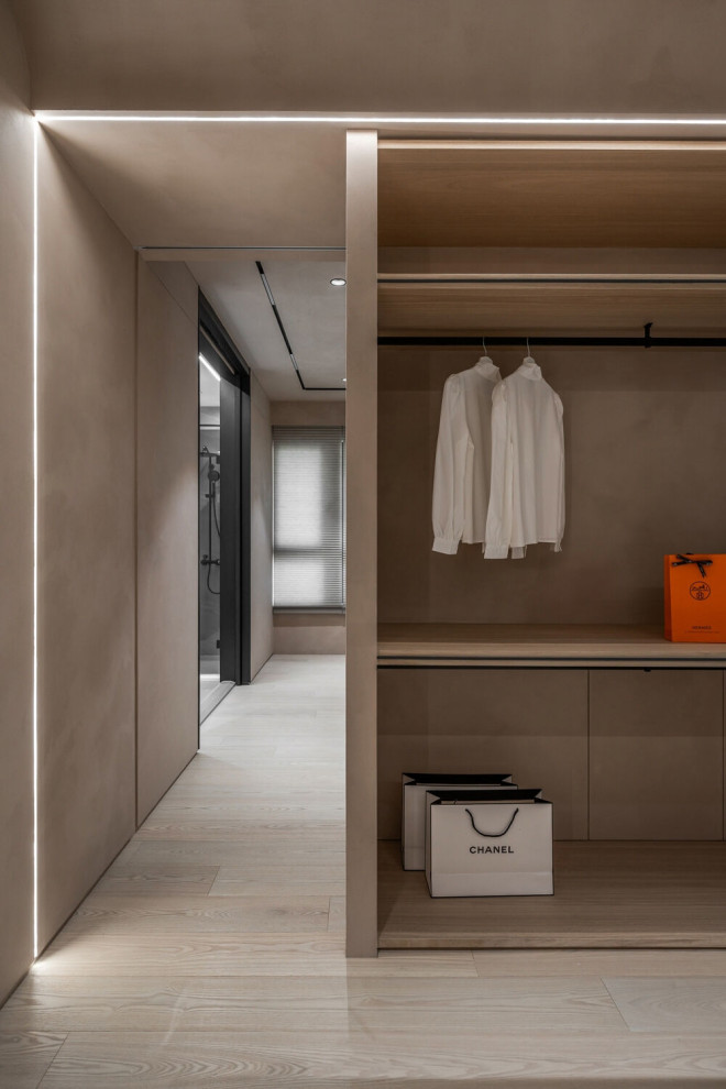 Современная спальня с гардеробной: декоративная штукатурка с эффектом арт-бетон