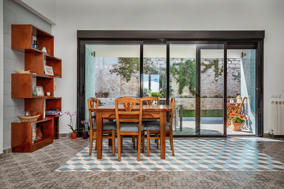 Пример оригинального дизайна: гостиная комната в современном стиле с белыми стенами, полом из керамической плитки и серым полом