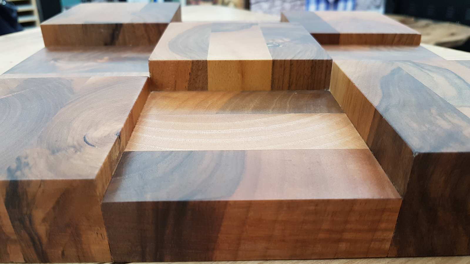 Мозаика 3D, массив ореха. Пиксели разной высоты