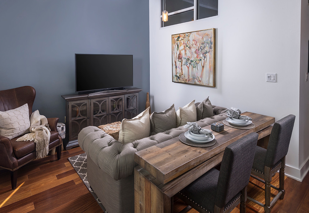 Immagine di un piccolo soggiorno stile rurale stile loft con sala formale, pareti blu, pavimento in bambù e TV autoportante