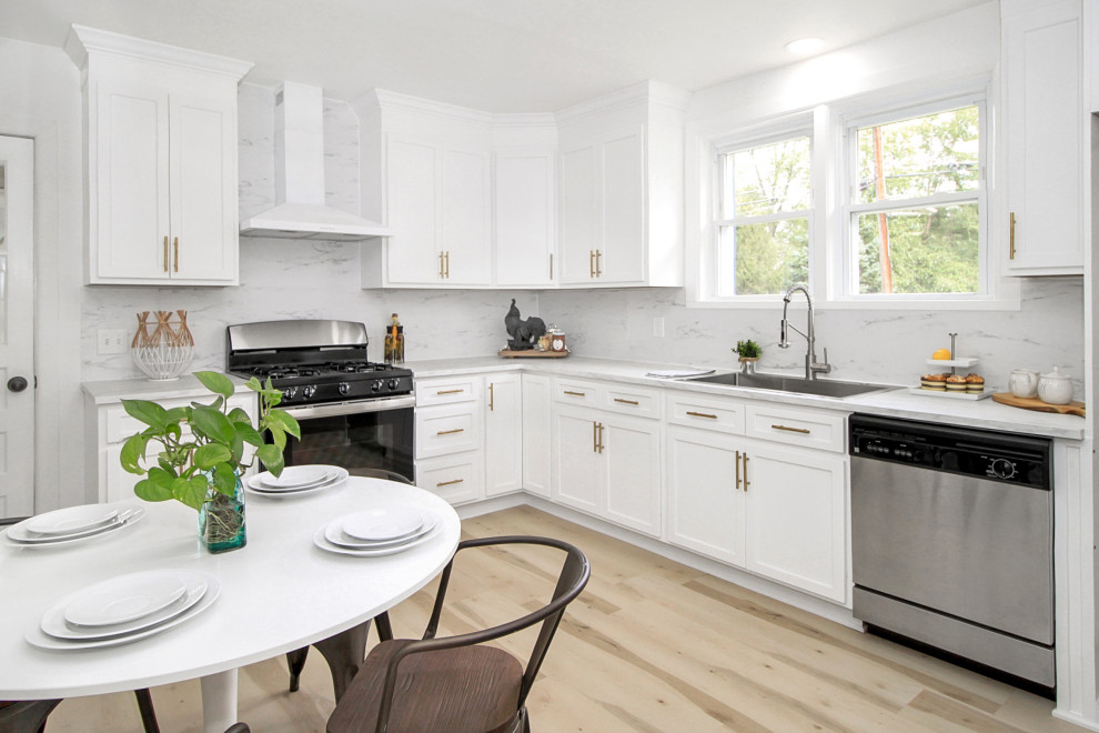 Kitchen - 1950s kitchen idea in New York with shaker cabinets