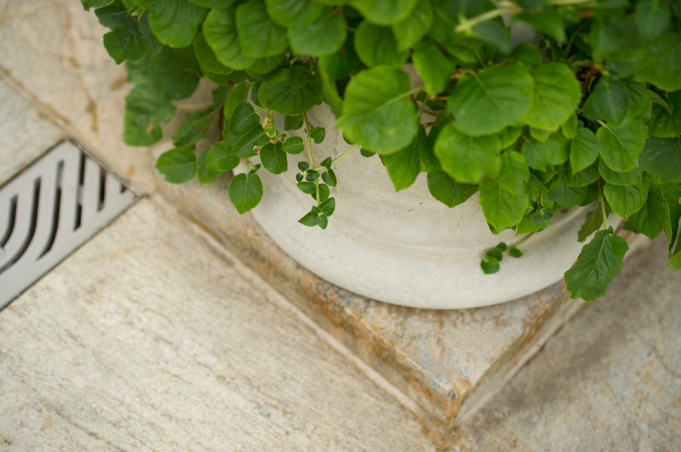 Inspiration for a mid-sized transitional courtyard stone patio container garden remodel in New York with no cover