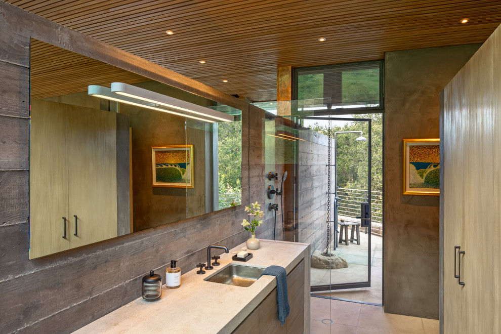 Idee per una piccola stanza da bagno moderna con pareti grigie, pavimento beige e soffitto in legno