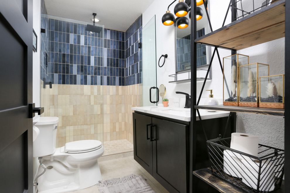 Стильный дизайн: ванная комната среднего размера в стиле модернизм с фасадами в стиле шейкер, темными деревянными фасадами, душем без бортиков, унитазом-моноблоком, разноцветной плиткой, керамической плиткой, белыми стенами, полом из керамической плитки, душевой кабиной, накладной раковиной, столешницей из искусственного кварца, серым полом, душем с распашными дверями, белой столешницей, тумбой под одну раковину и подвесной тумбой - последний тренд
