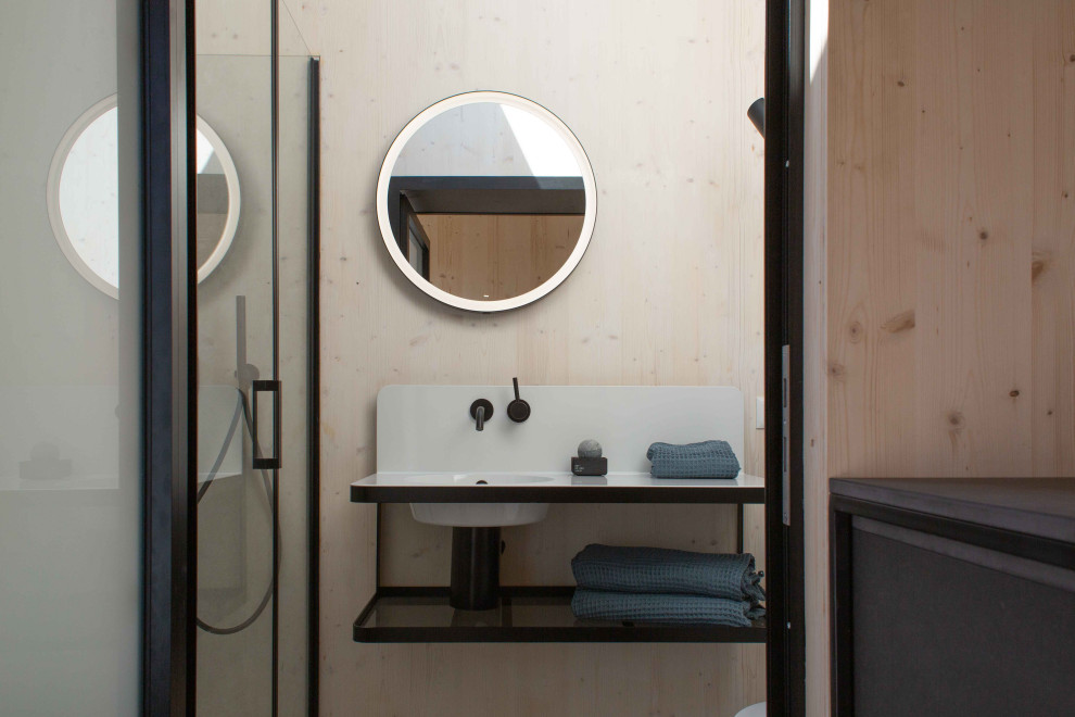Идея дизайна: маленькая ванная комната в стиле модернизм с стеклянными фасадами, черными фасадами, душем без бортиков, инсталляцией, серой плиткой, керамической плиткой, бежевыми стенами, полом из керамической плитки, душевой кабиной, подвесной раковиной, серым полом, душем с раздвижными дверями, белой столешницей, тумбой под одну раковину, подвесной тумбой, деревянным потолком и деревянными стенами для на участке и в саду
