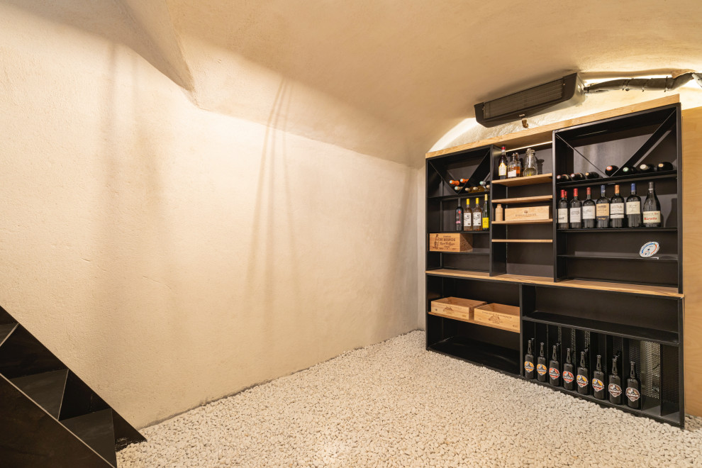 Cette image montre une petite cave à vin design.