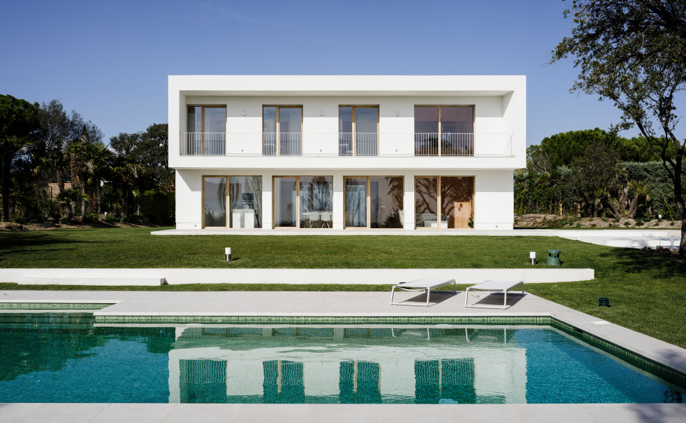 Modelo de fachada de casa minimalista grande de dos plantas