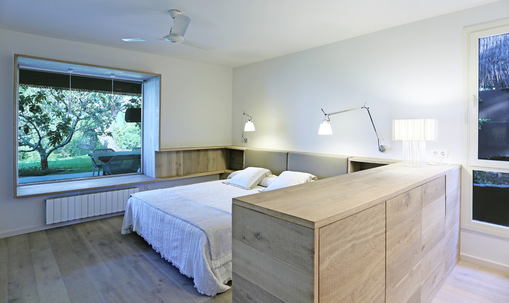 This is an example of a modern bedroom in Barcelona.
