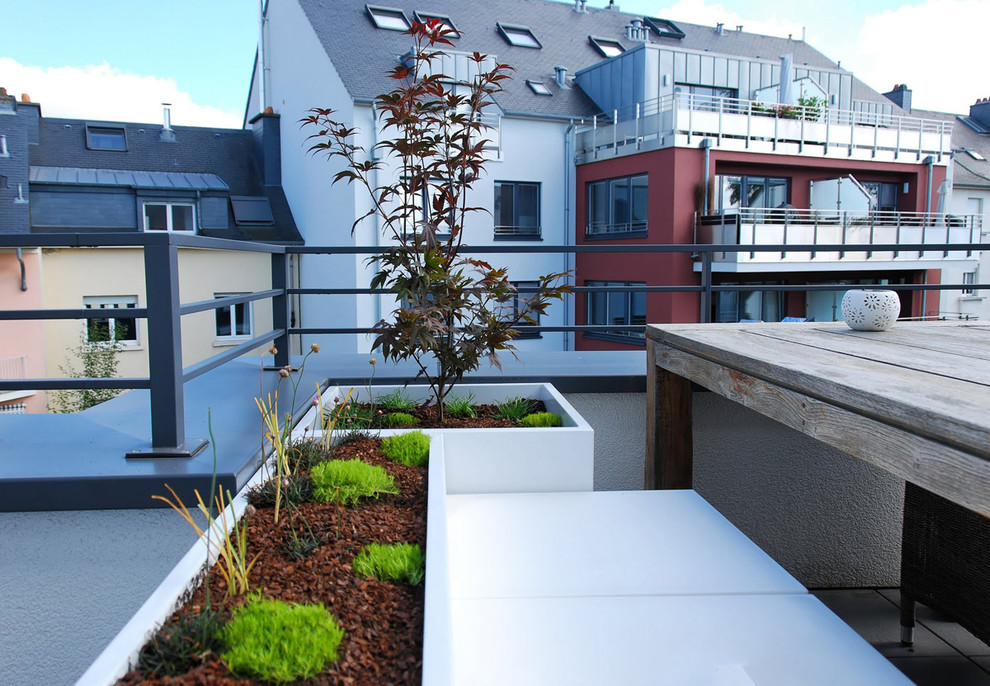 Contemporary deck in Angers.