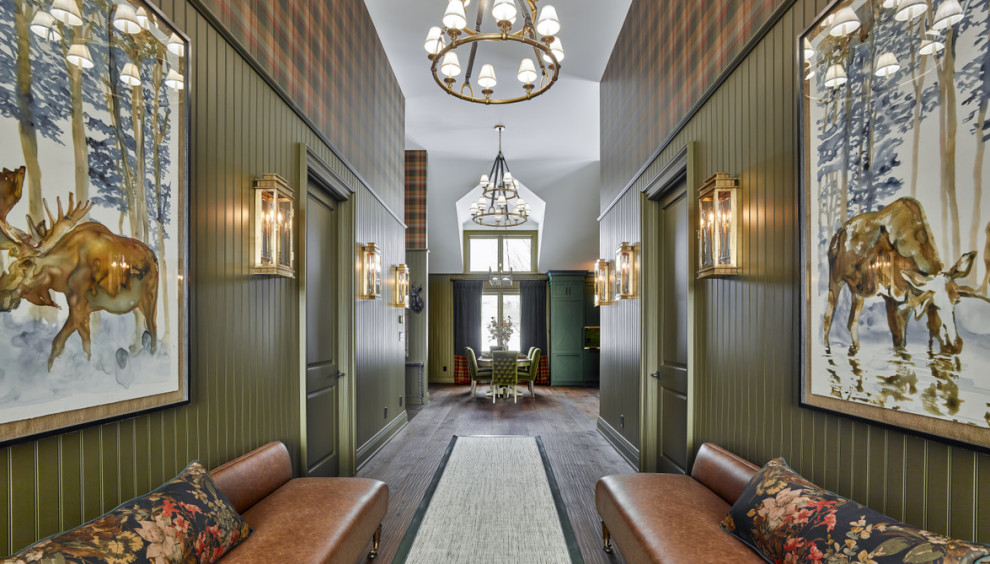 Ispirazione per un grande ingresso o corridoio classico con pavimento in legno massello medio, pavimento marrone, soffitto a volta, boiserie e pareti verdi