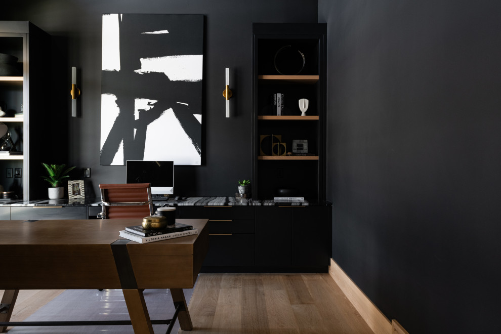Ispirazione per uno studio moderno di medie dimensioni con pareti nere, parquet chiaro, scrivania incassata e pavimento marrone