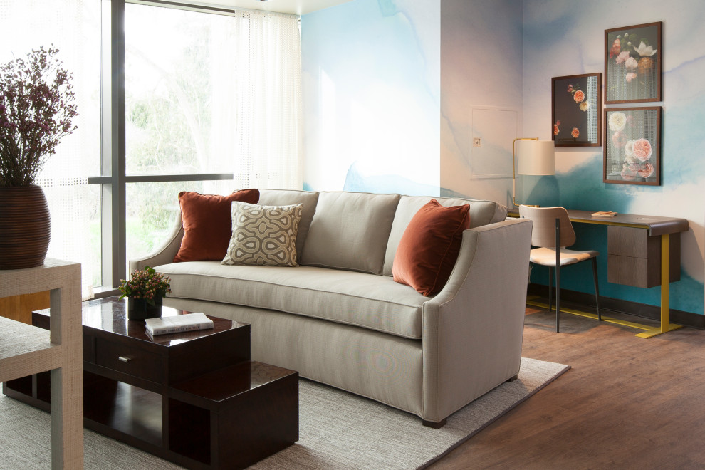 На фото: открытая гостиная комната среднего размера в стиле фьюжн с синими стенами, полом из винила, телевизором на стене, коричневым полом и обоями на стенах без камина с