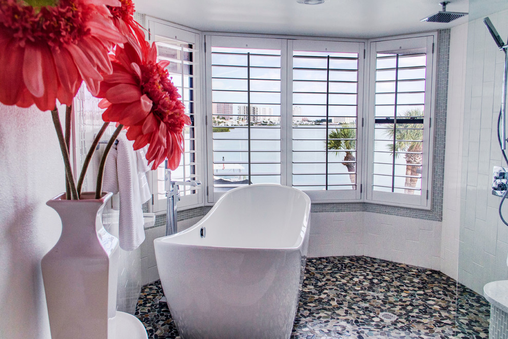 Inspiration pour une salle de bain principale marine de taille moyenne avec une baignoire indépendante, une douche ouverte, un carrelage blanc, des carreaux de porcelaine et un sol en galet.