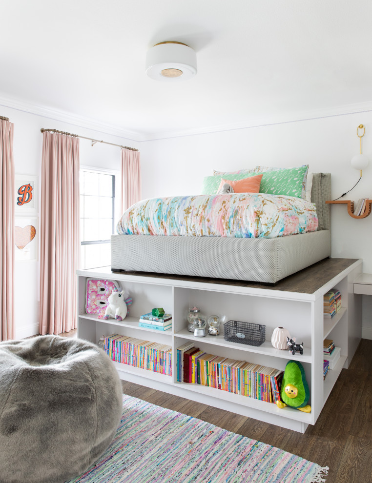Aménagement d'une chambre d'enfant contemporaine de taille moyenne avec un mur blanc et un sol en bois brun.