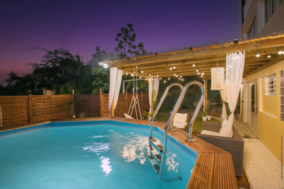 Ispirazione per una piscina fuori terra tropicale personalizzata con paesaggistica bordo piscina e piastrelle