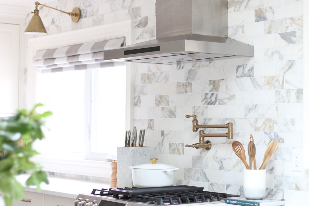 Transitional home design photo in Toronto