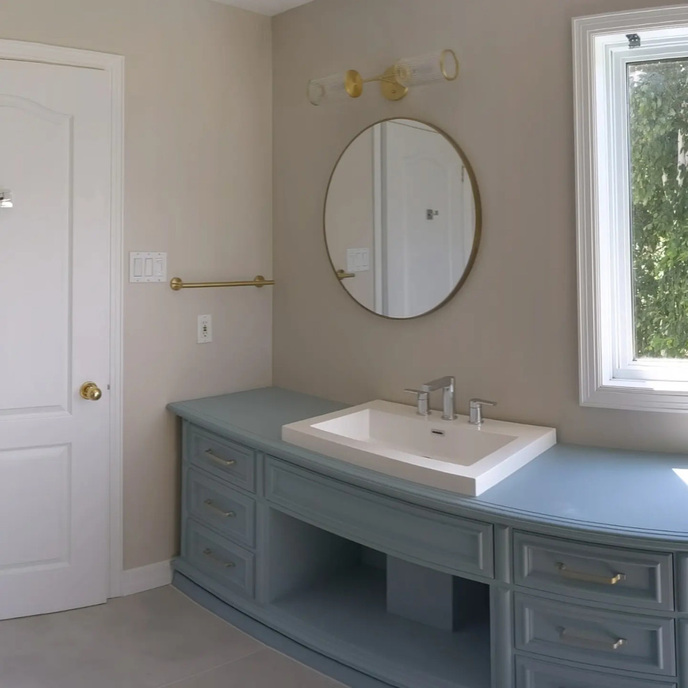 Cette photo montre une salle de bain principale chic de taille moyenne avec des portes de placard turquoises, une douche à l'italienne, WC à poser, un mur beige, un sol en carrelage de céramique, un lavabo posé, un plan de toilette en bois, un sol beige, une cabine de douche à porte battante, un plan de toilette turquoise, une niche, meuble simple vasque et meuble-lavabo sur pied.