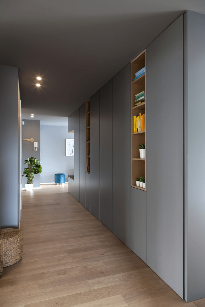 Свежая идея для дизайна: большой коридор в современном стиле с серыми стенами и светлым паркетным полом - отличное фото интерьера