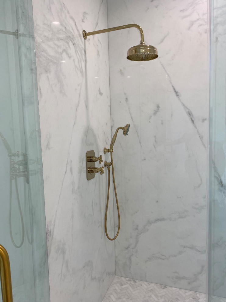 Idéer för funkis vitt en-suite badrum, med ett fristående badkar