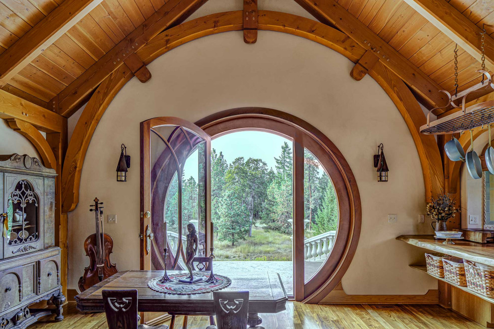 Ejemplo de comedor abovedado ecléctico abierto con paredes blancas, suelo de madera en tonos medios y suelo marrón