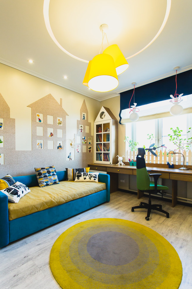 Inspiration for a contemporary gender-neutral kids' room for kids 4-10 years old in Moscow with light hardwood floors and multi-coloured walls.