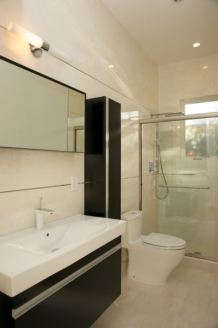 Green custom home in Los Altos modern-badezimmer