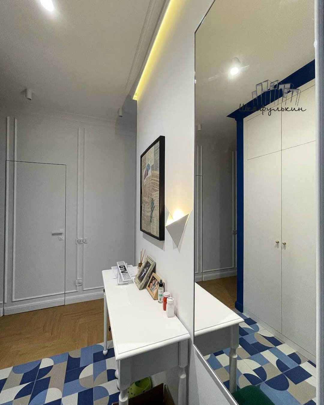 Яркая прихожая и меблировка ванной комнаты