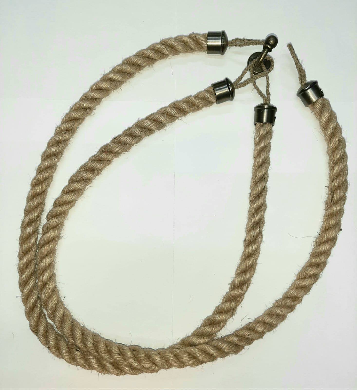 Оформление окон в загородном деревянном доме.