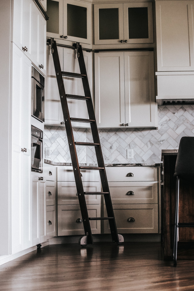 Example of a transitional home design design in Seattle