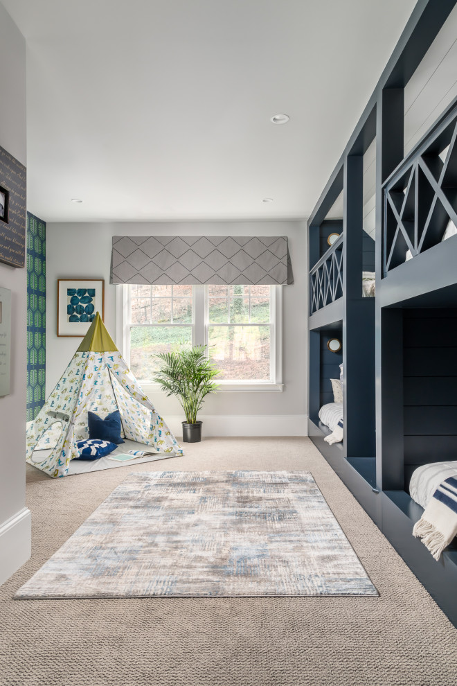 アトランタにある中くらいなトランジショナルスタイルのおしゃれな客用寝室 (グレーの壁、カーペット敷き、グレーの床、壁紙) のインテリア