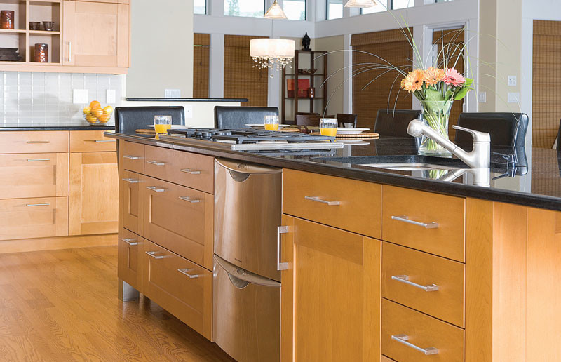 Example of a large transitional l-shaped medium tone wood floor eat-in kitchen design in Calgary with an undermount sink, shaker cabinets, medium tone wood cabinets, granite countertops, gray backsplash, glass tile backsplash, stainless steel appliances and an island
