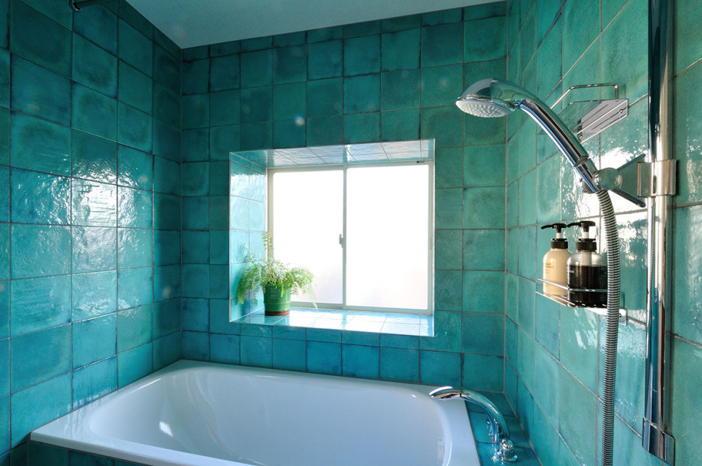 Стильный дизайн: главная ванная комната среднего размера в морском стиле с ванной в нише, душевой комнатой, синей плиткой, стеклянной плиткой, полом из керамогранита, черным полом и душем с распашными дверями - последний тренд