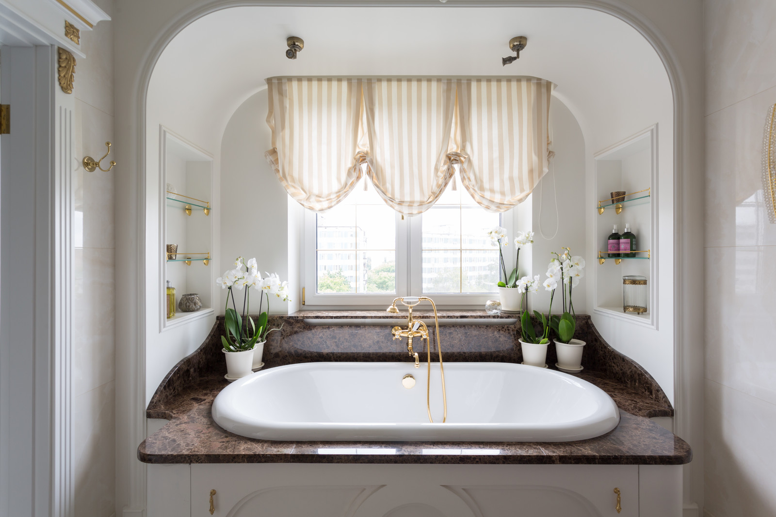 Квартира с зелёной кухней и романтичной ванной