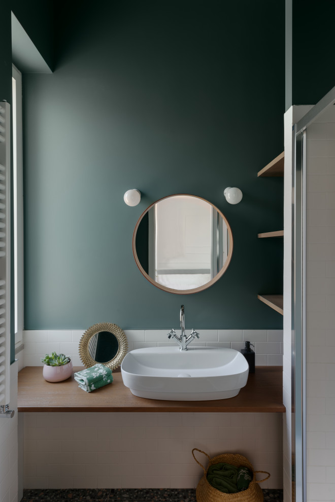 На фото: маленький туалет в скандинавском стиле с темными деревянными фасадами, белой плиткой, зелеными стенами, зеленым полом и напольной тумбой для на участке и в саду