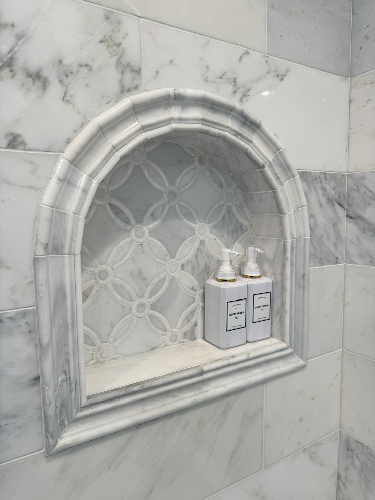 Example of a transitional bathroom design in Cincinnati