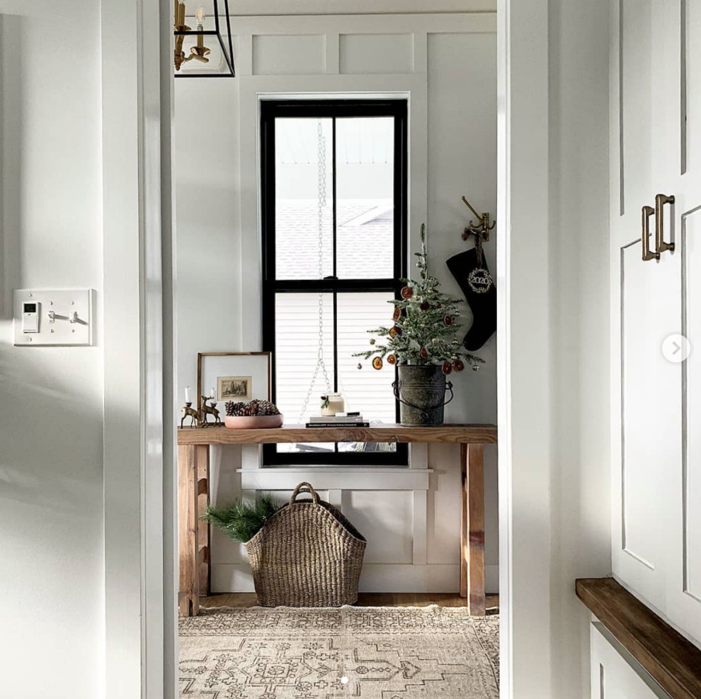 Example of a transitional home design design in St Louis