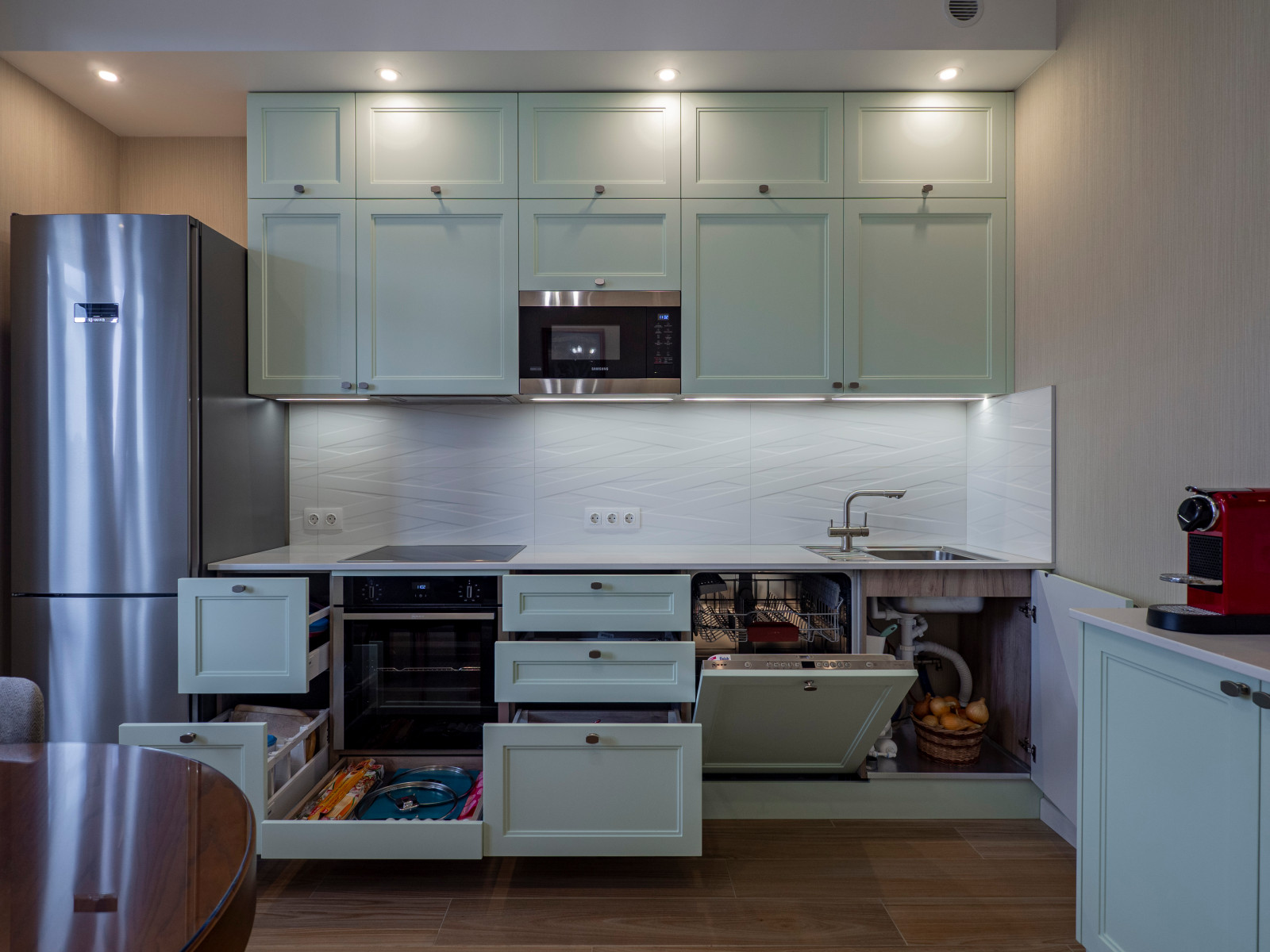 Нежная светло-мятная кухня в стиле неоклассика