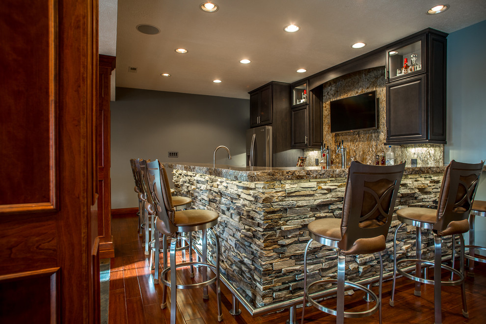 Mid-sized mountain style home bar photo