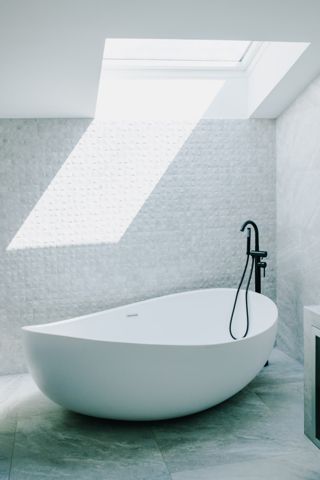 Esempio di una grande stanza da bagno contemporanea con pareti bianche e parquet chiaro
