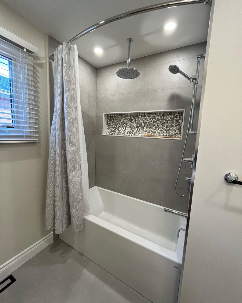 Example of a transitional bathroom design in Toronto