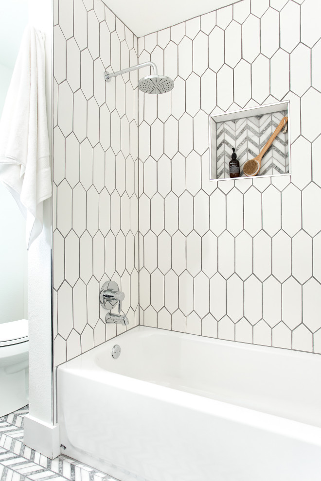 Foto på ett funkis vit badrum, med luckor med infälld panel, svarta skåp, vita väggar, ett undermonterad handfat och flerfärgat golv