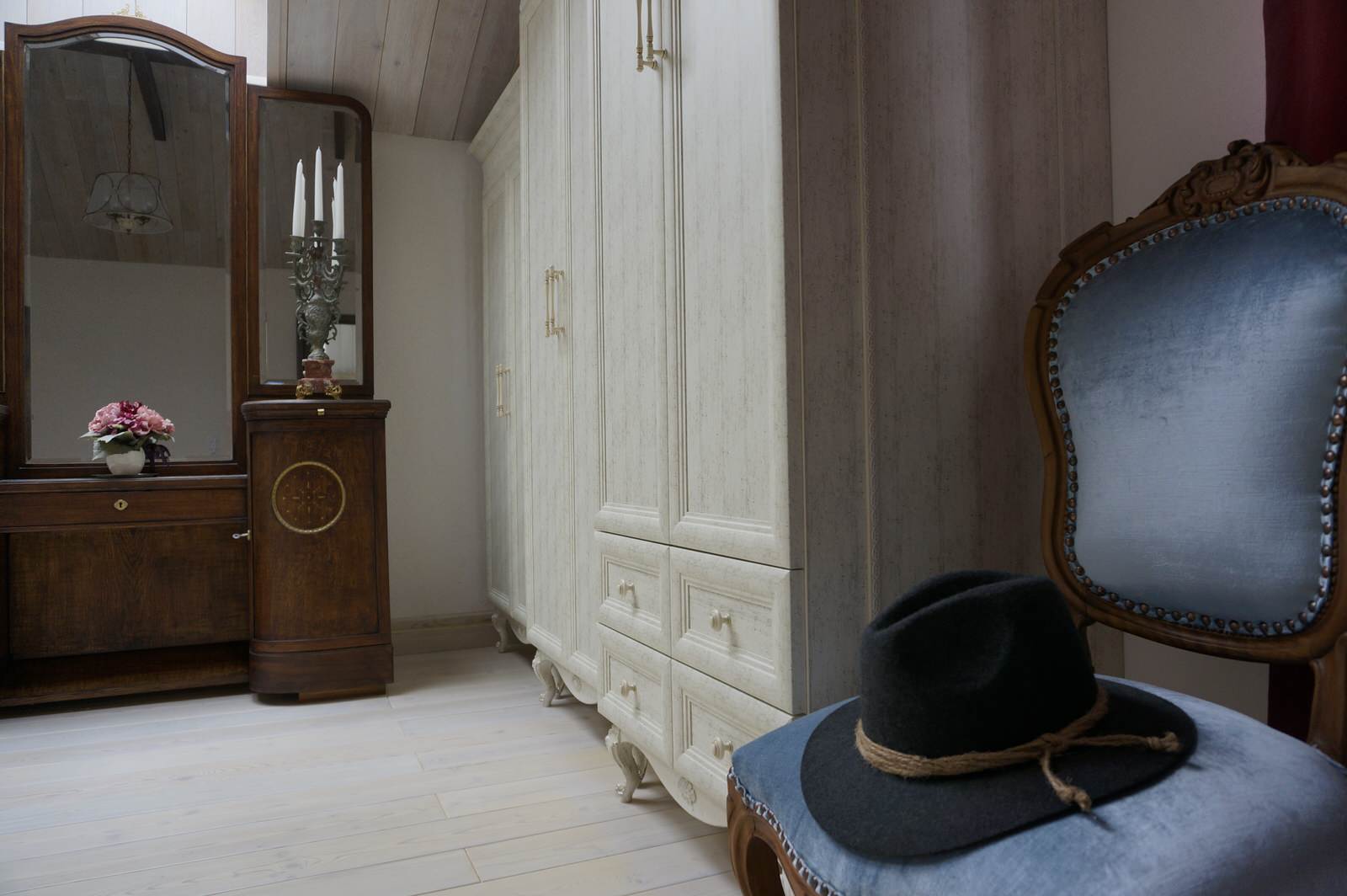 Шкафы в мансардную комнату